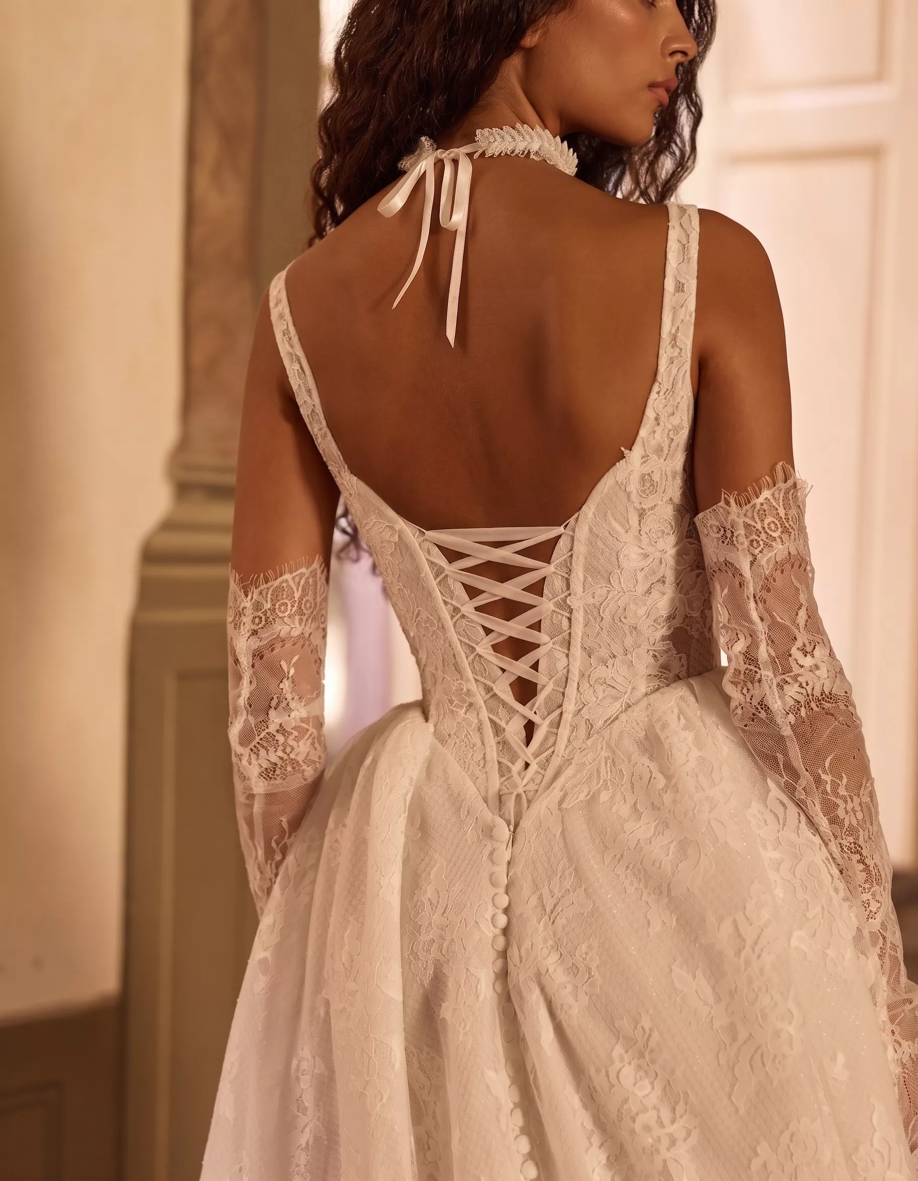 vestido-novia-arlise-millanova-escoterecto-espaldacorsé-detallespalda-sedkanovias