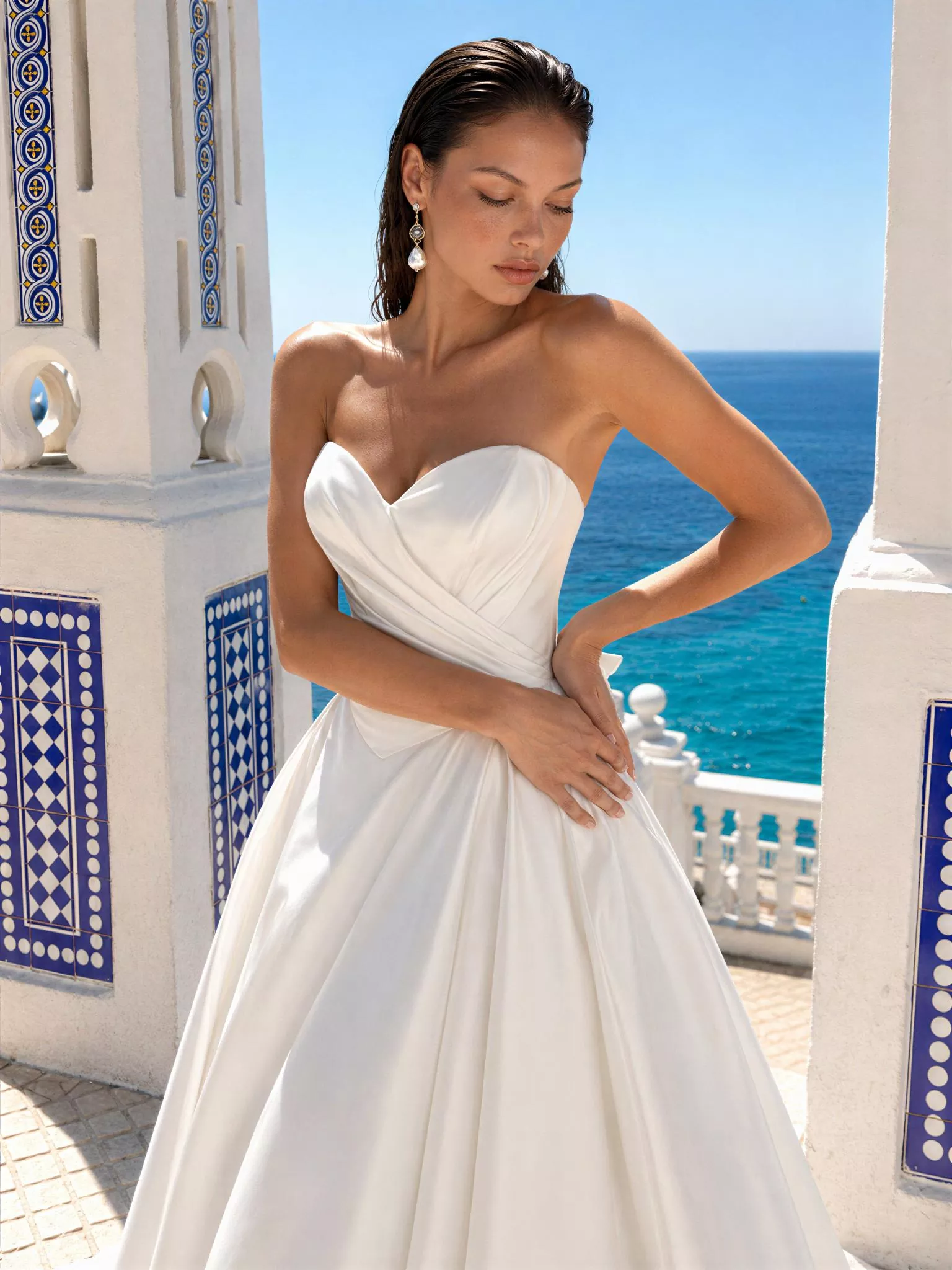 vestido-novia-aura-sedkastudio-crepé-escotecorazón-espaldaenv-editorial-sedkanovias