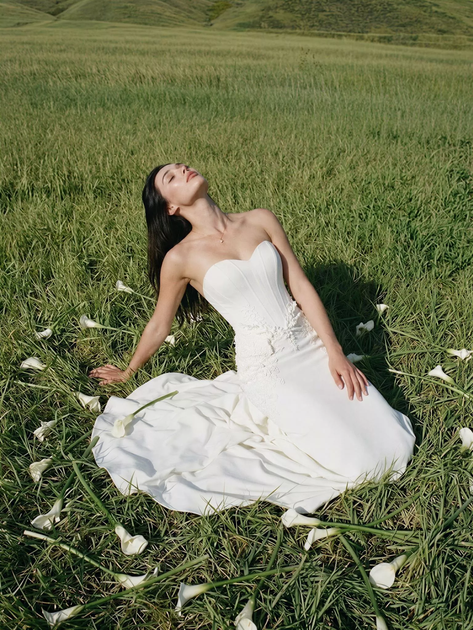 vestido-novia-caleta-sedkaatelier-crepé-escotepalabradehonor-espaldaenv-editorial-sedkanovias