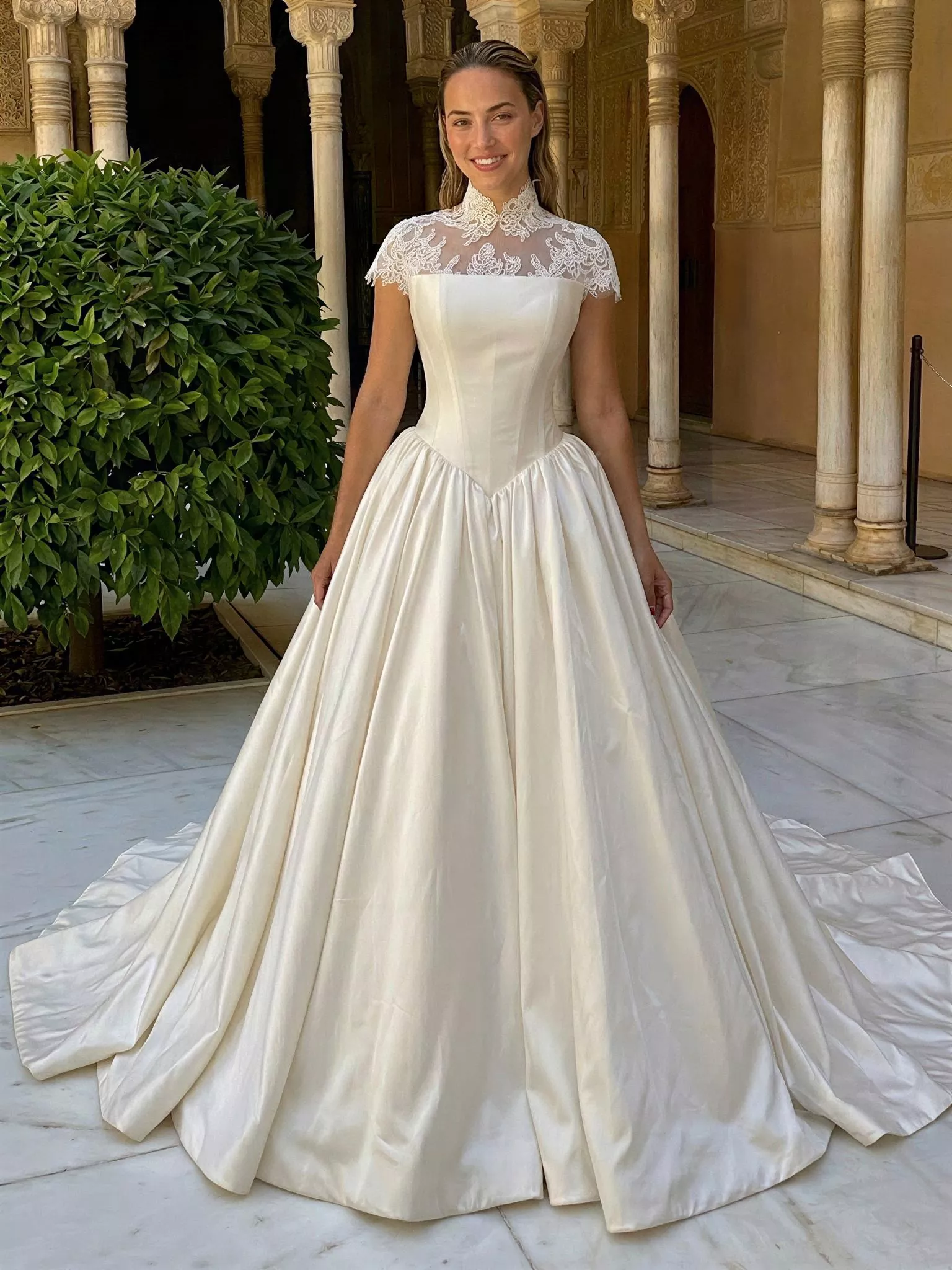 vestido-novia-calma-sedkastudio-crepé-escoterecto-espaldacerrada-sedkanovias1