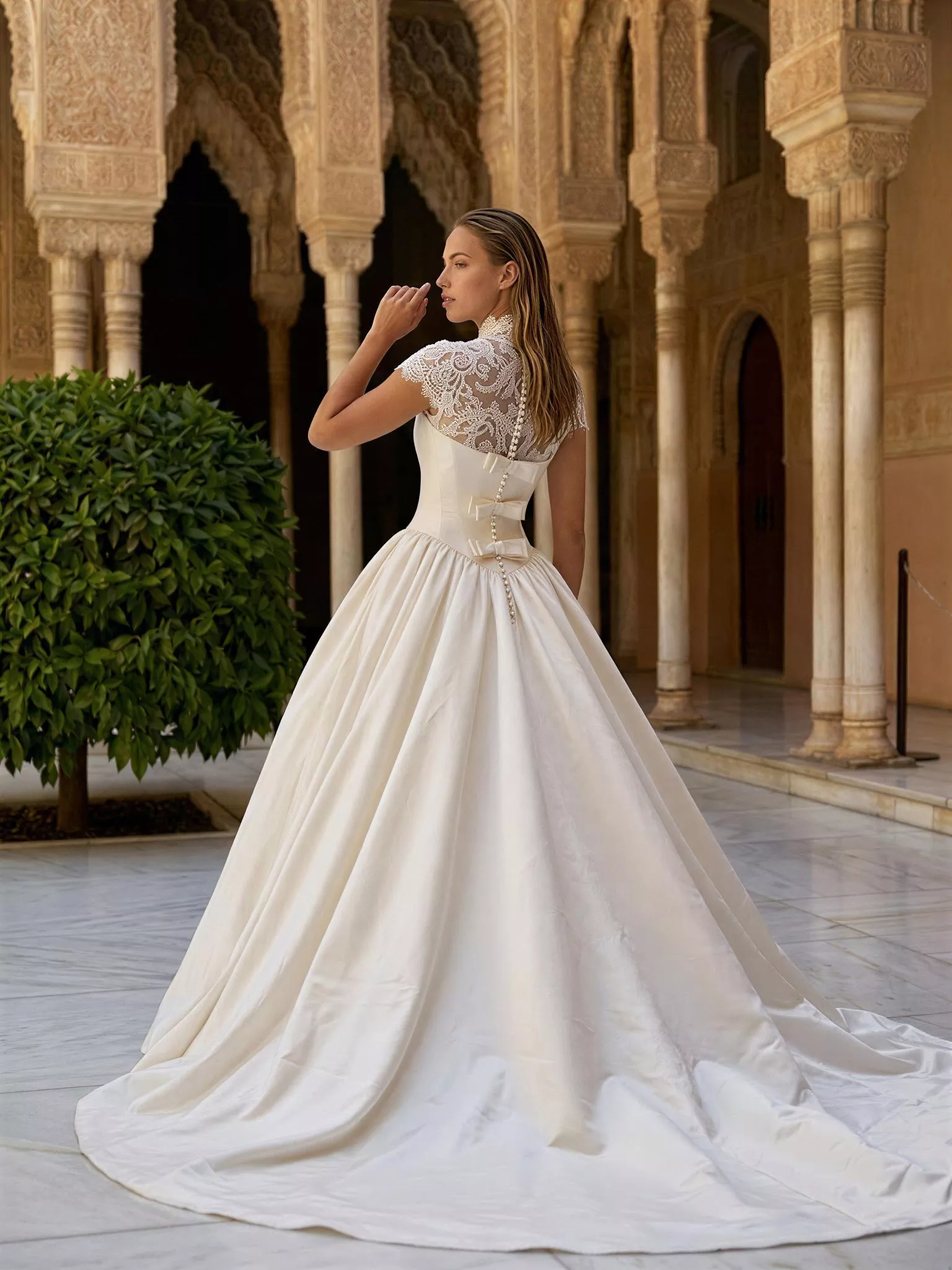 vestido-novia-calma-sedkastudio-crepé-escoterecto-espaldacerrada-sedkanovias8