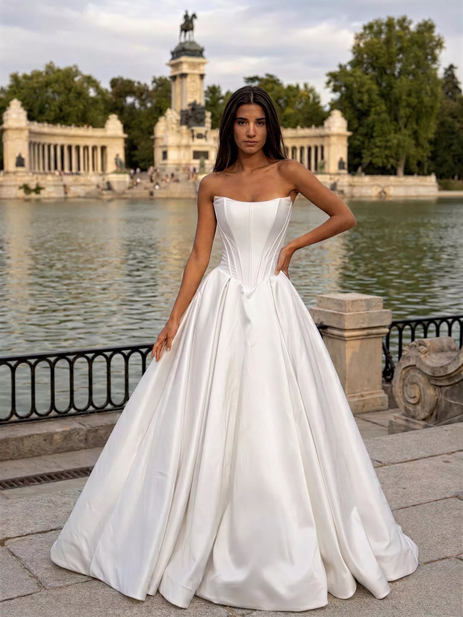 vestido-novia-cristian-sedkastudio-crepé-escoteenu-espaldacorsé-frente-sedkanovias