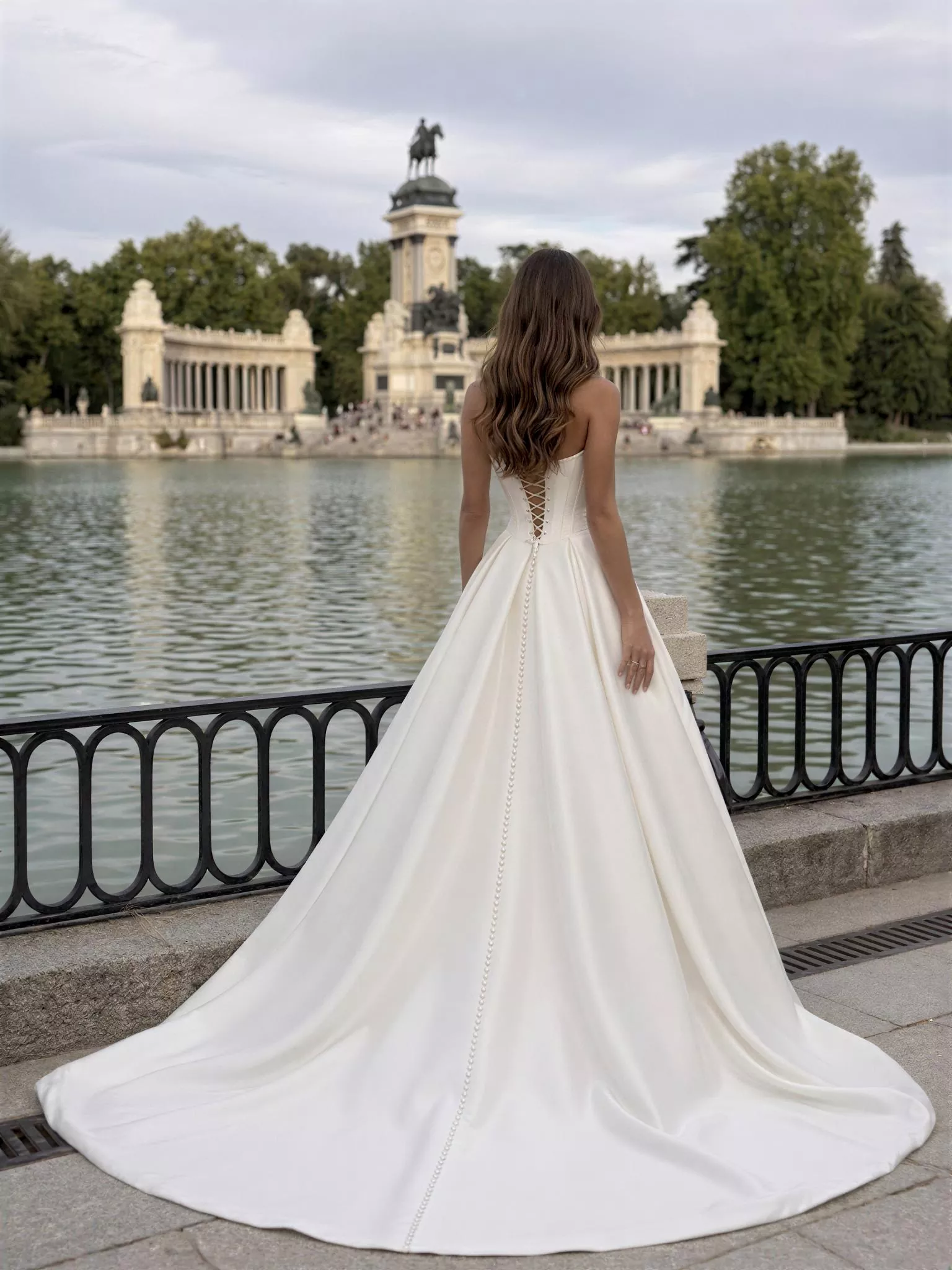 vestido-novia-cristian-sedkastudio-crepé-escoteenu-espaldacorsé-sedkanovias