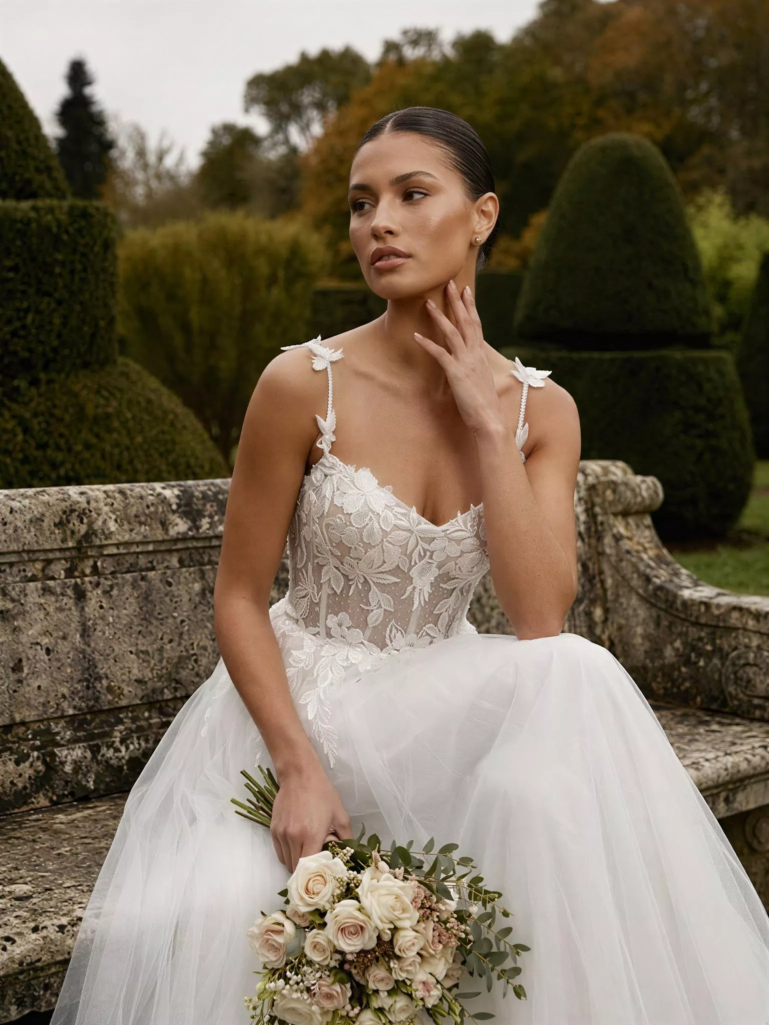 vestido-novia-gaia-sedkaatelier-encaje-escotecorazón-espaldarecta-detalle-sedkanovias