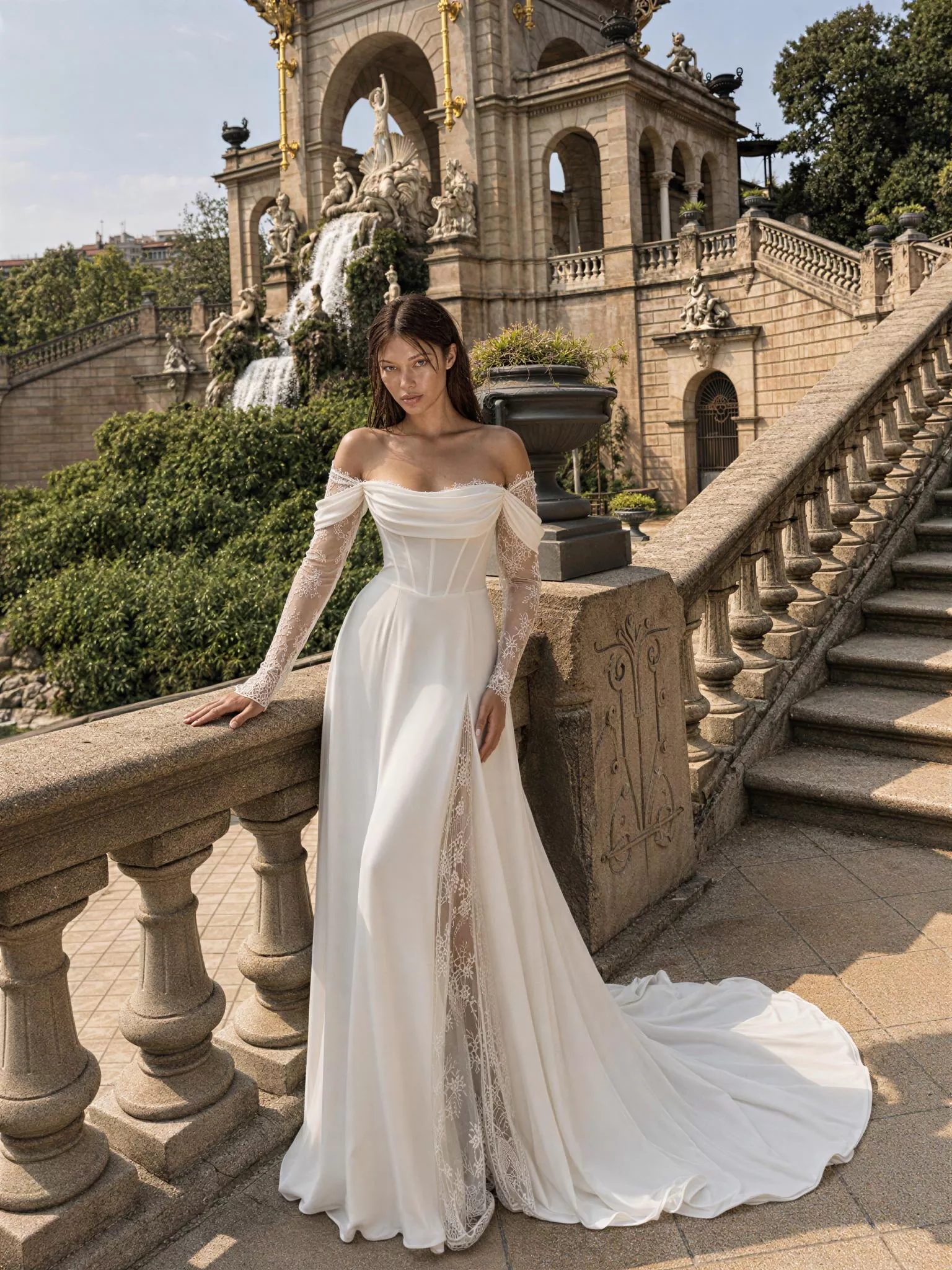 vestido-novia-itara-sedkaatelier-crepé-escotedrapeado-espaldacorsé-frente-sedkanovias
