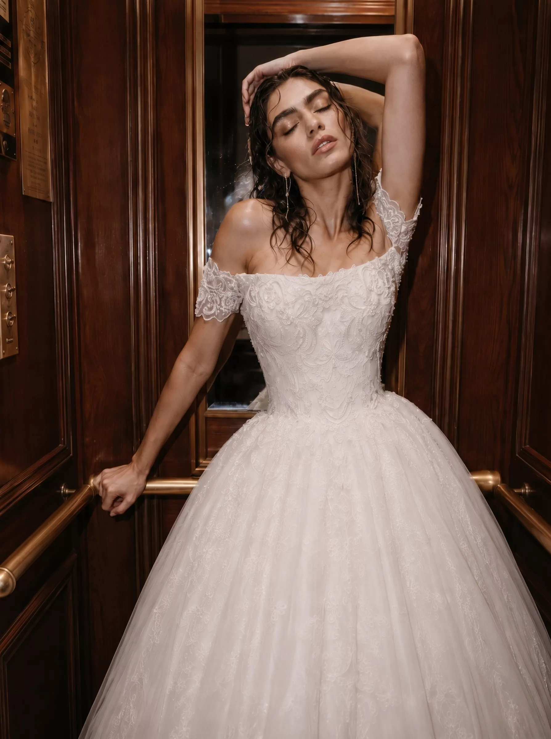 vestido-novia-marea-sedkacouture-encaje-escoterecto-espaldaenv-detalle-sedkanovias
