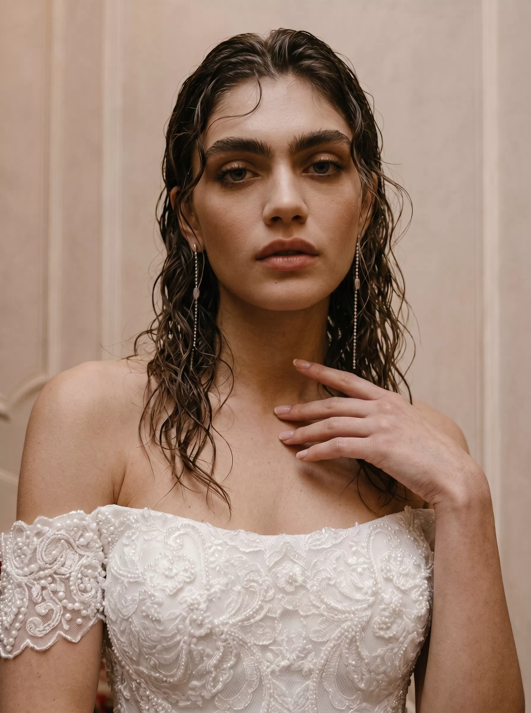 vestido-novia-marea-sedkacouture-encaje-escoterecto-espaldaenv-detalle-sedkanovias
