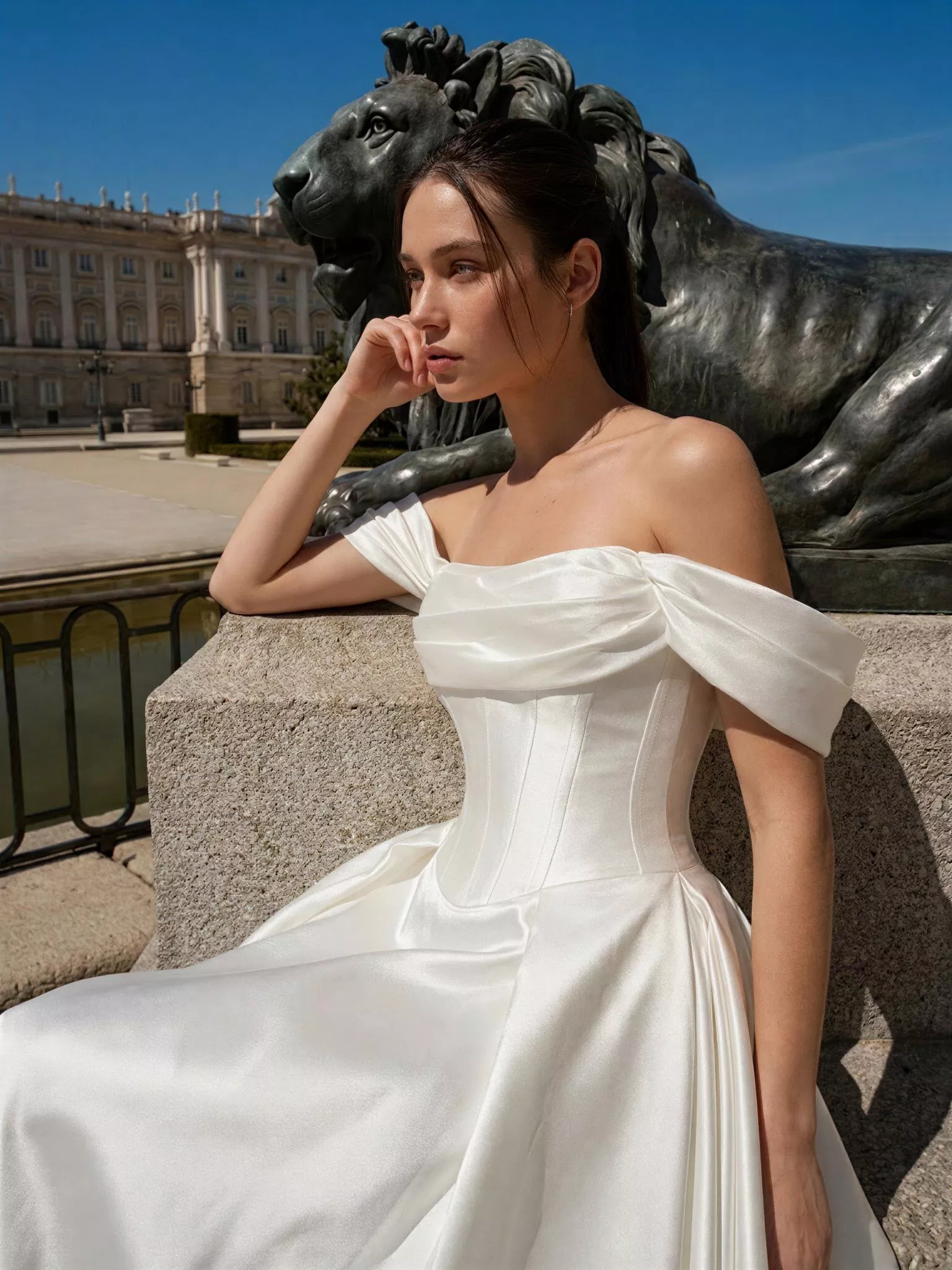 vestido-novia-lyon-sedkastudio-crepé-escotepalabradehonor-espaldaenv-detalle-sedkanovias
