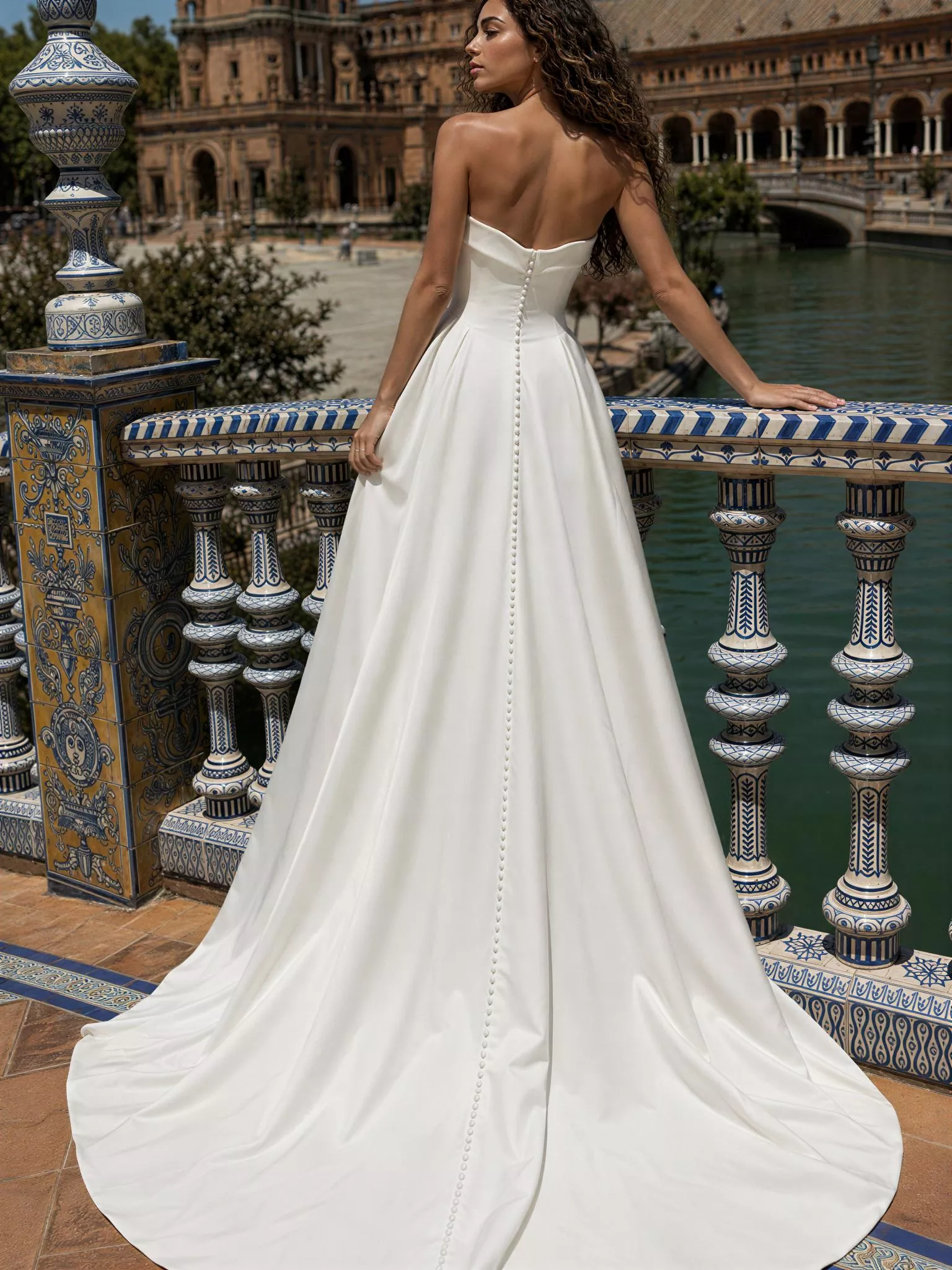 vestido-novia-milán-sedkastudio-crepé-escotepalabradehonor-espaldaenv-sedkanovias
