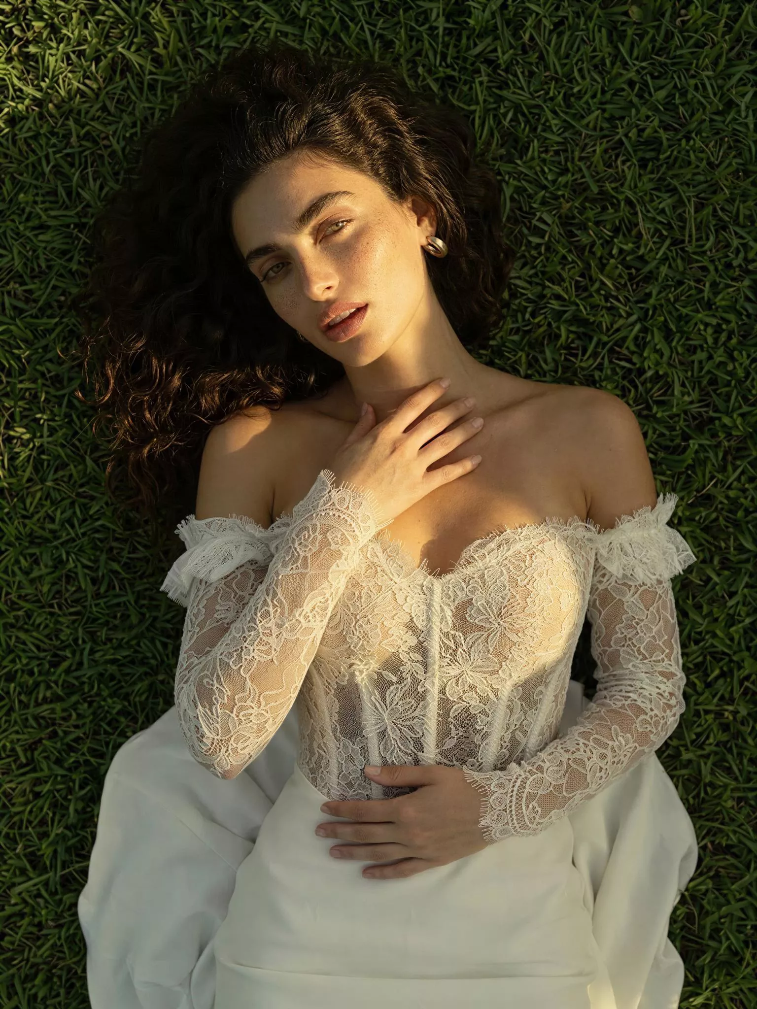 vestido-novia-verbena-sedkaatelier-escotecorazón-espaldaenv-editorial-sedkanovias