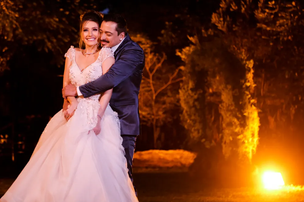 Novia en vestido linea A bodas sin protocolo jardín