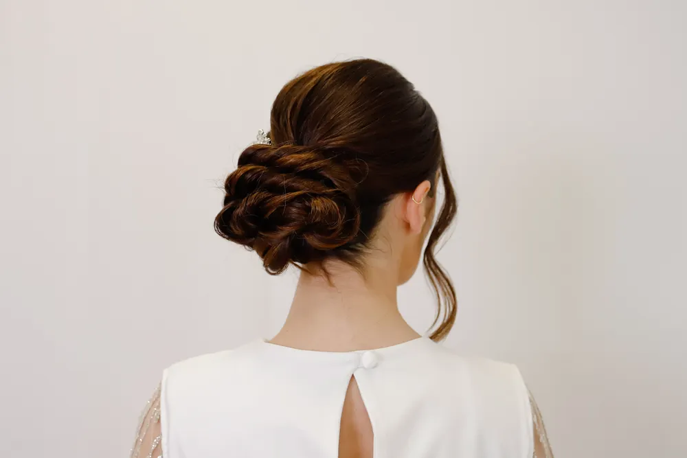 novia sencilla con vestido minimalista crepe elegante