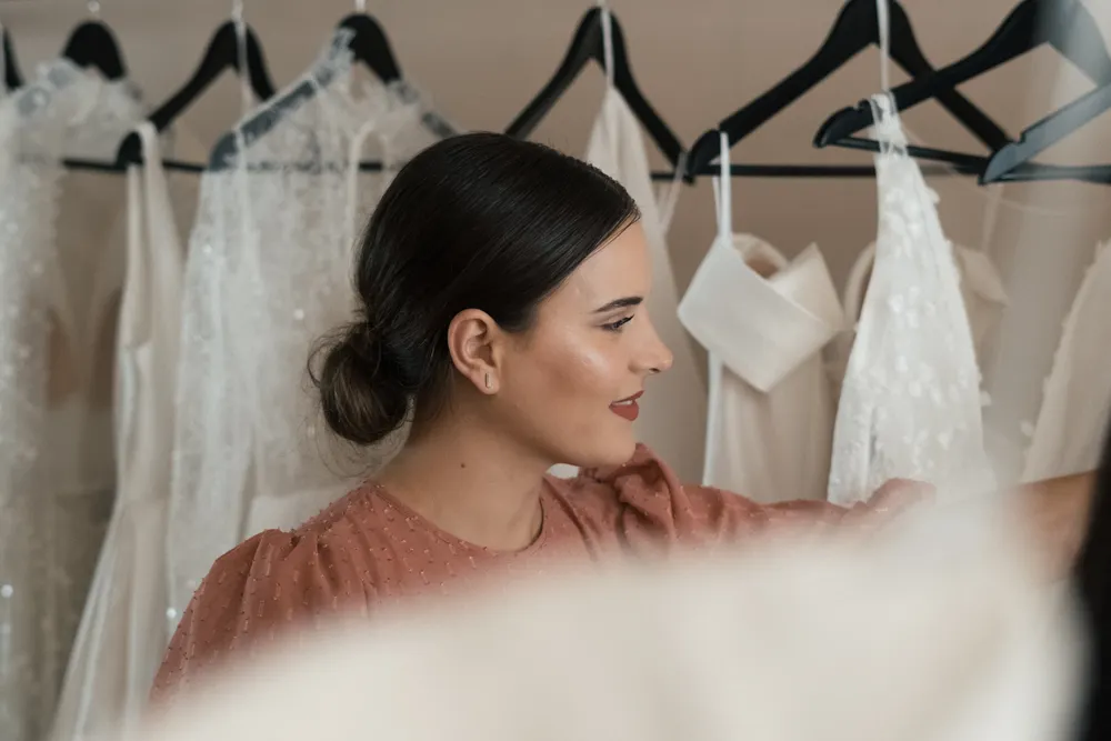novia probando vestido línea A con tul en tienda