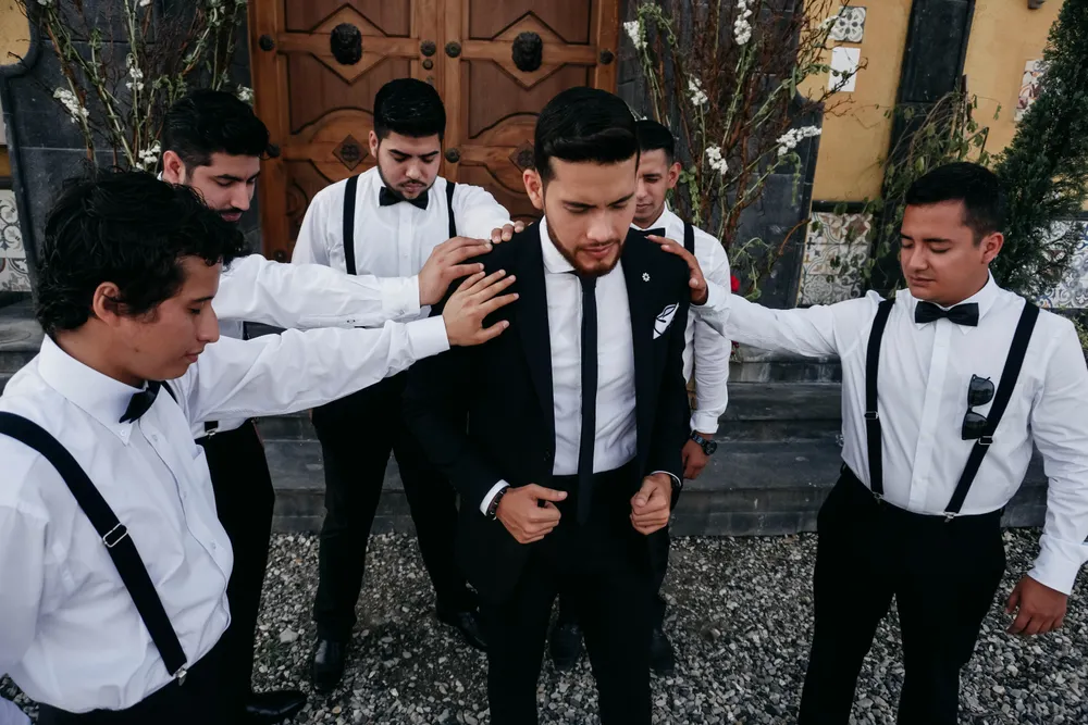 traje de padrino azul marino elegante boda