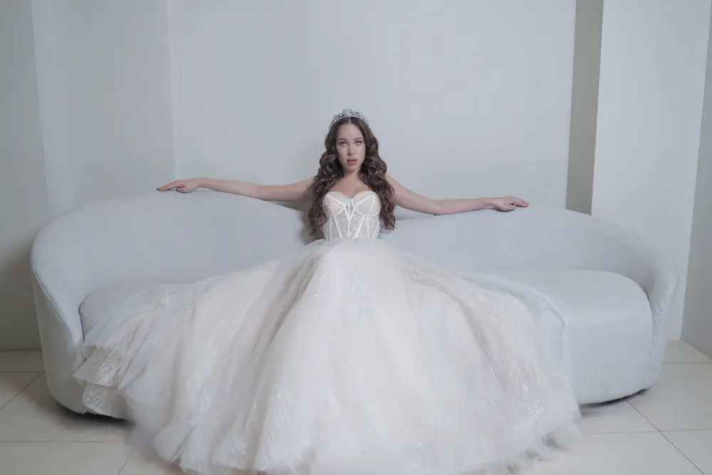 Vestido de novia princesa con corpiño ajustado y falda amplia