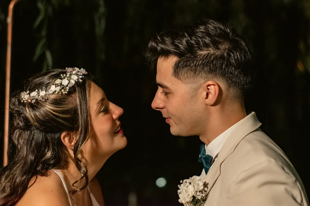 tocado novia peineta cristal recogido bajo elegante