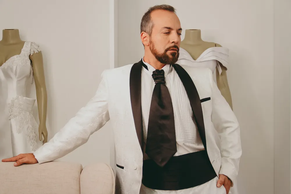 traje novio entallado slim para ceremonia urbana
