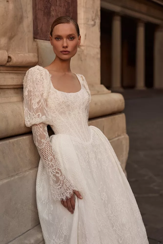 vestido-novia-casilda-millanova-escotepalabradehonor-espaldacerrada-detalle-sedkanovias