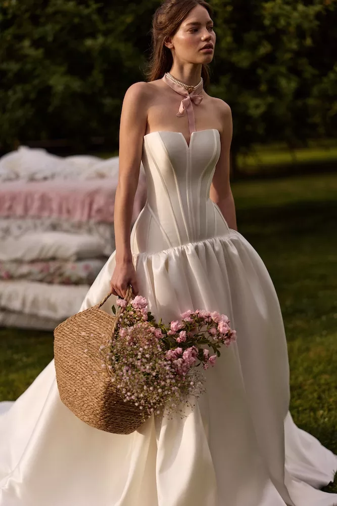 vestido-novia-clyra-millanova-escotepalabradehonor-espaldarecta-detalle-sedkanovias