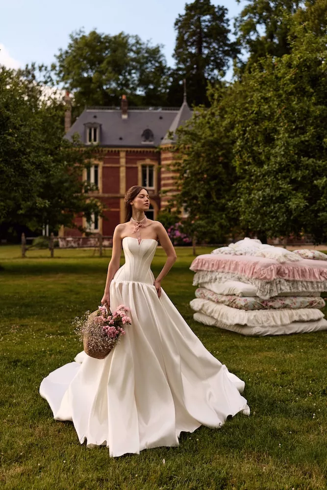 vestido-novia-clyra-millanova-escotepalabradehonor-espaldarecta-frente-sedkanovias