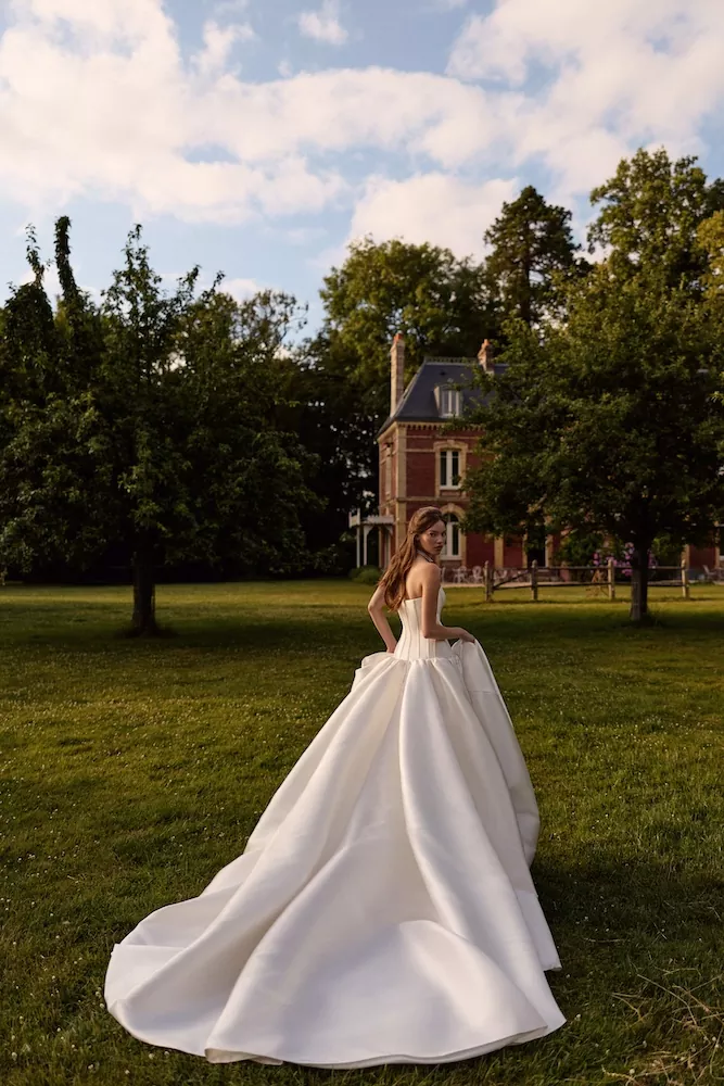 vestido-novia-clyra-millanova-escotepalabradehonor-espaldarecta-sedkanovias