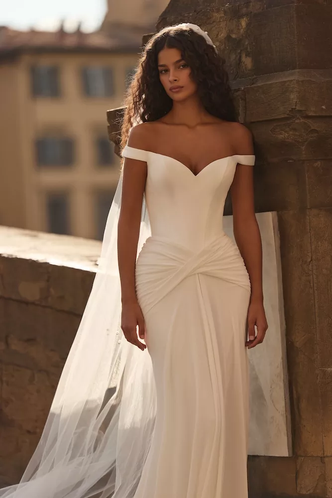 vestido-novia-elunara-millanova-escotecorazón-espaldaenv-detalle-sedkanovias