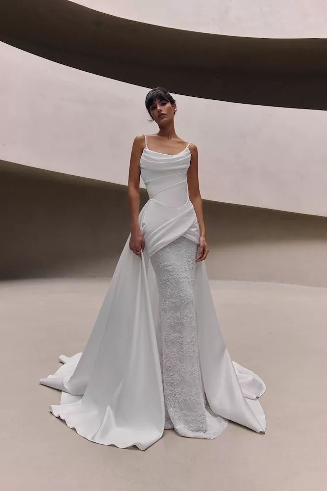 vestido-novia-ethera-millanova-escoteenv-espaldarecta-sobrefalda-sedkanovias
