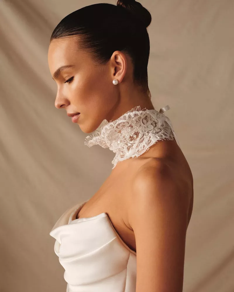 vestido-novia-ombra-millanova-escotepalabradehonor-espaldarecta-detalle-sedkanovias