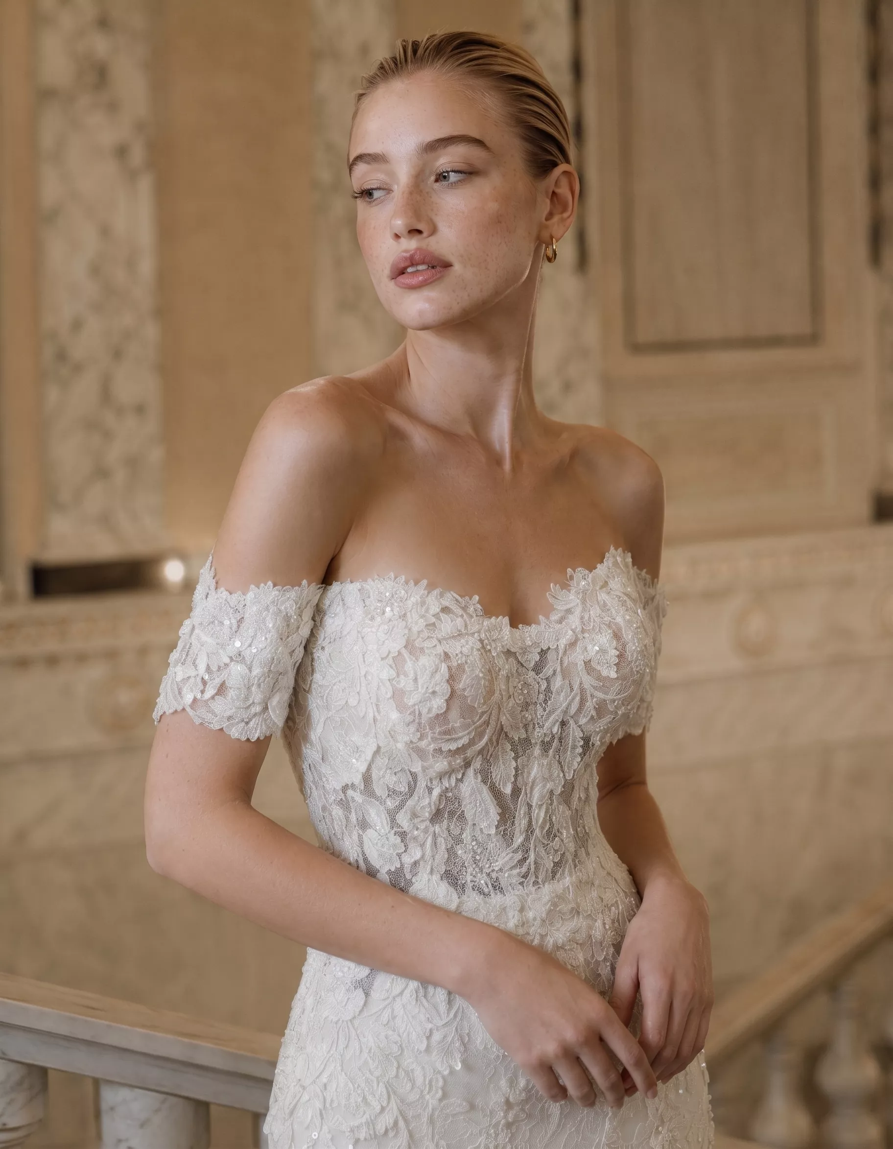 vestido-novia-sireliae-encaje-escotepalabradehonor-espaldaenu-detalle-sedkanovias