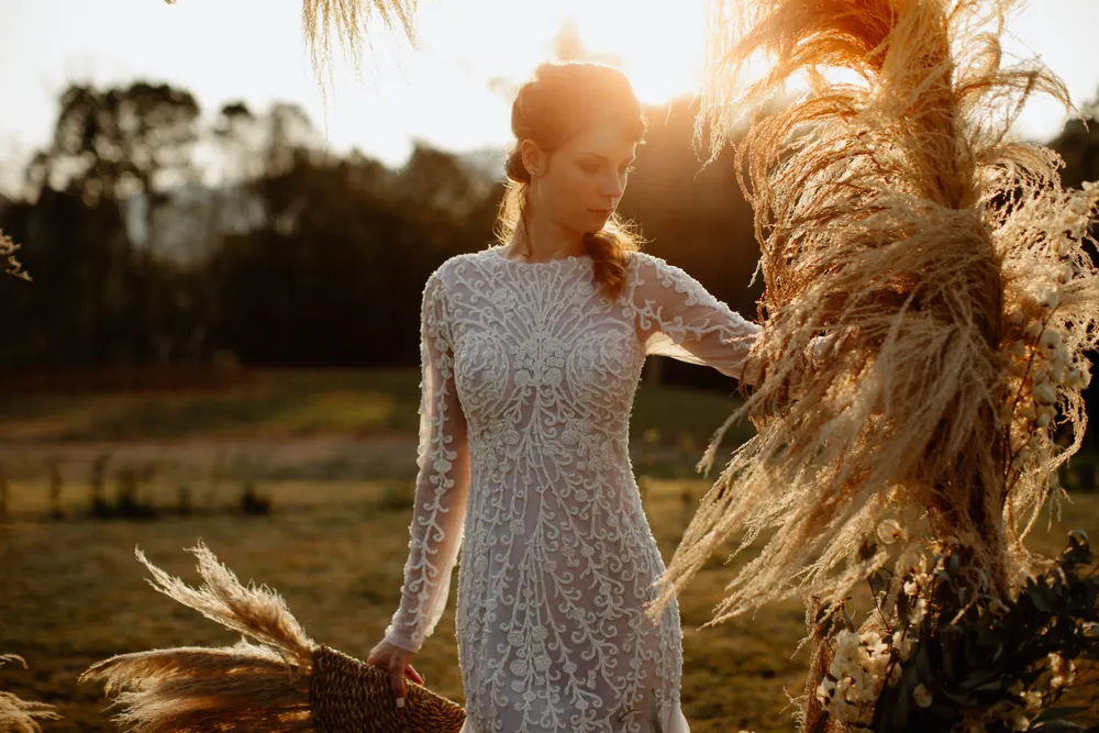 vestido de novia boho con encaje crochet y gasa fluida