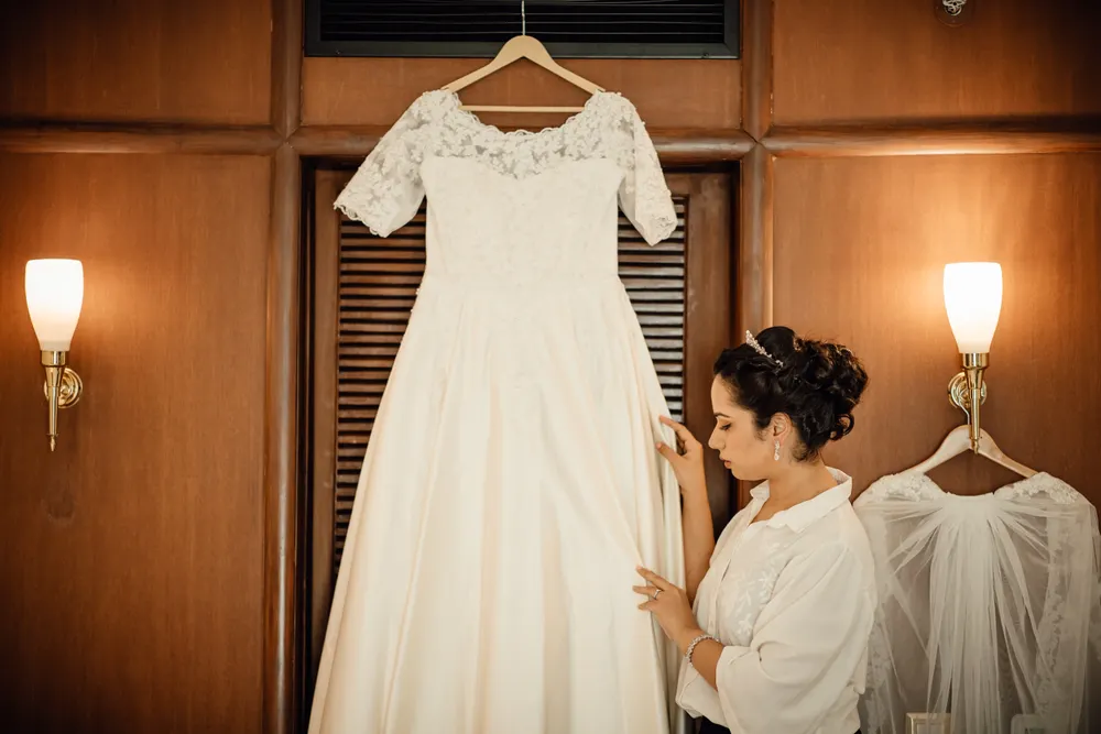 Vestido de novia línea A con bolsillos laterales discretos