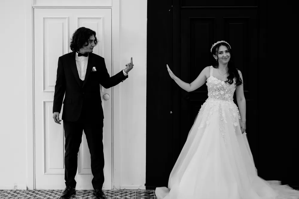 Vestido novia blanco y negro con encaje oscuro en espalda