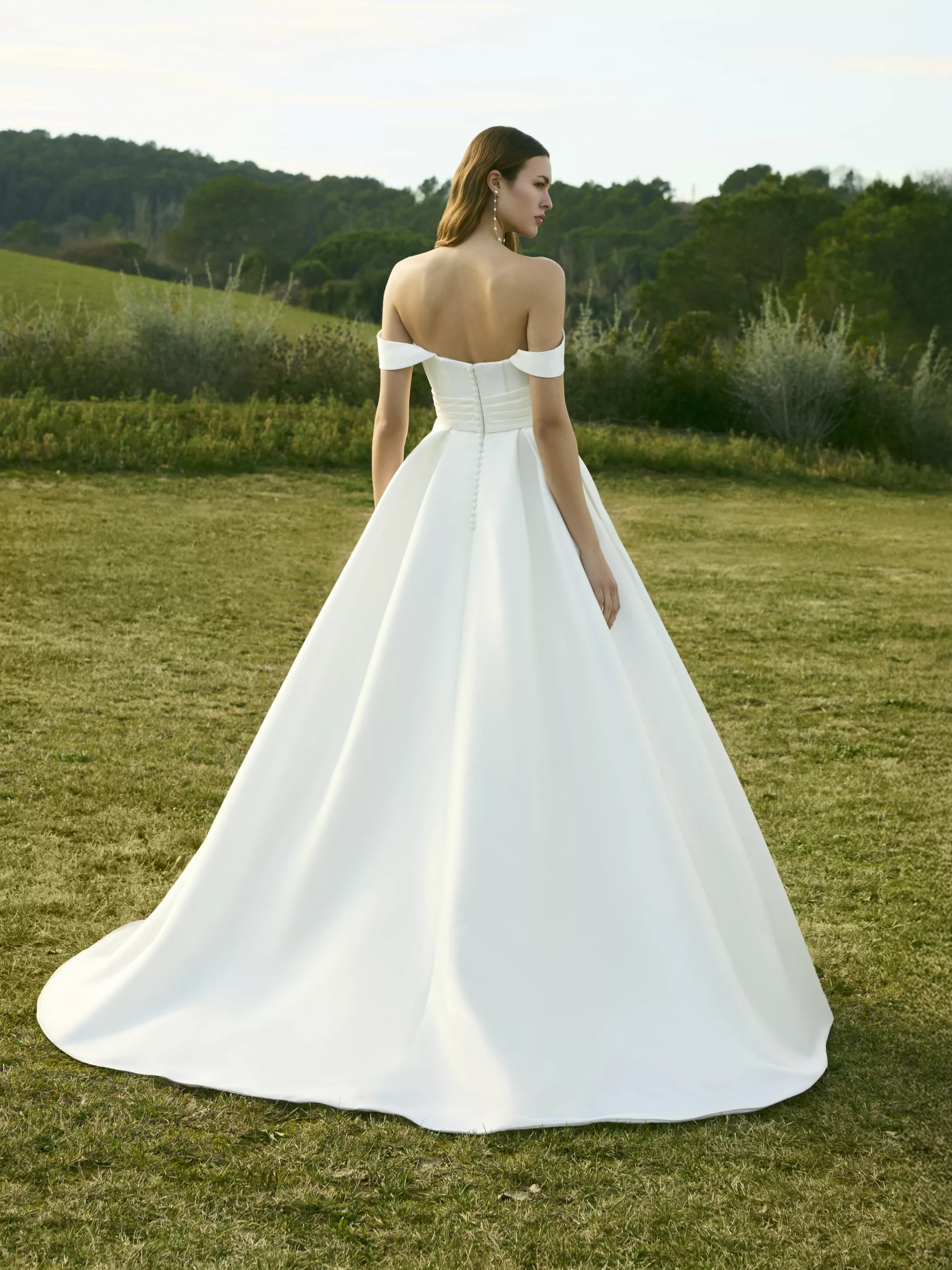 vestido-novia-asterelle-whiteone-mikado-escotepalabradehonor-espaldaenv-sedkanovias2