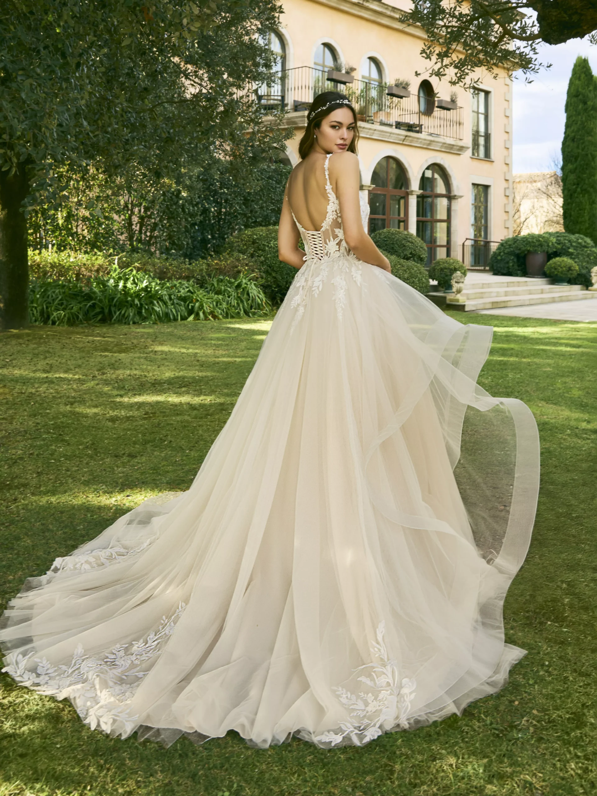 vestido-novia-filothei-whiteone-encaje-escotecorazón-espaldaenv-sedkanovias2